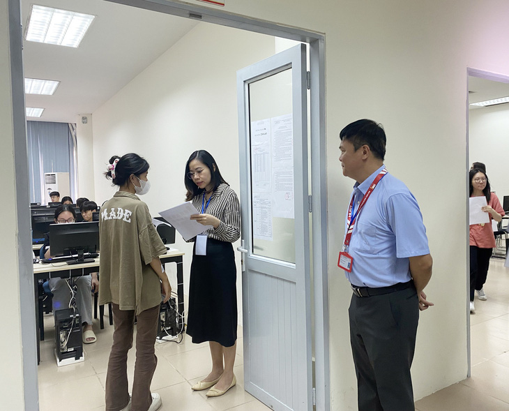 Ông Nguyễn Phong Điền kiểm tra phòng thi đánh giá tư duy của ĐH Bách khoa Hà Nội - Ảnh: VĨNH HÀ