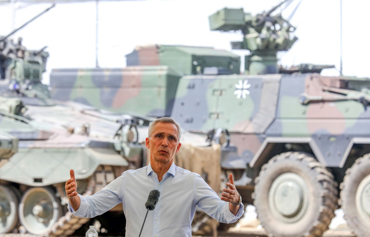 Tổng thư ký NATO Jens Stoltenberg đến xem cuộc tập trận chung giữa Lithuania và Đức ngày 26-6 - Ảnh: AFP