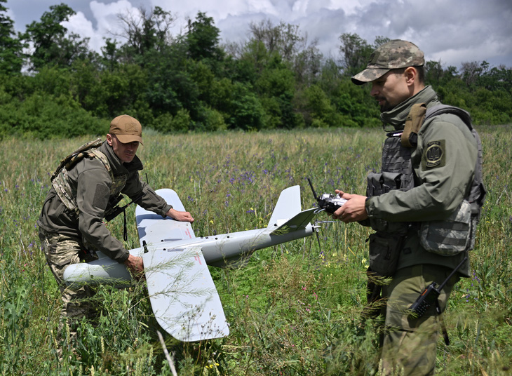 Lính Ukraine kiểm tra UAV trinh sát hôm 27-6 - Ảnh: AFP