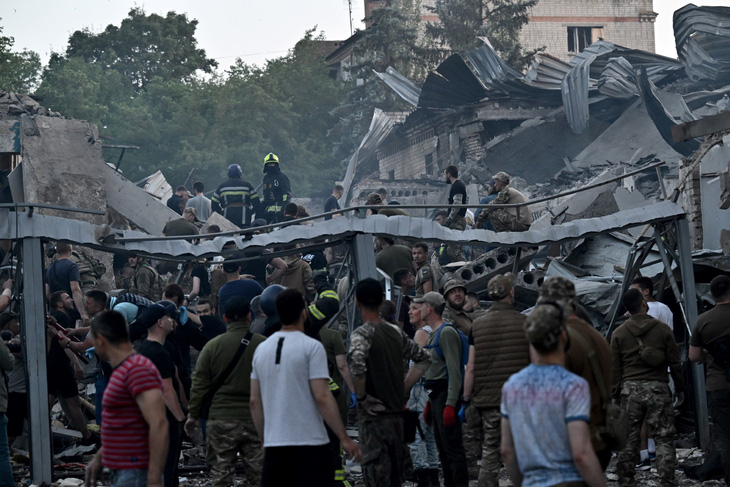 Một nhà hàng và vài ngôi nhà ở thành phố Kramatorsk tại miền đông Ukraine bị trúng tên lửa ngày 27-6 - Ảnh: AFP