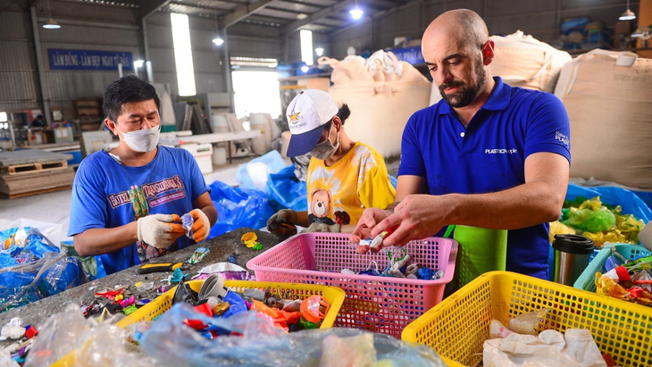 Trong hơn hai năm qua, 650 tấn rác nhựa sau tiêu dùng như chai, ly, hộp nhựa, túi ni lông… đã được Công ty Plastic People tái chế 100% - Ảnh: QUANG ĐỊNH