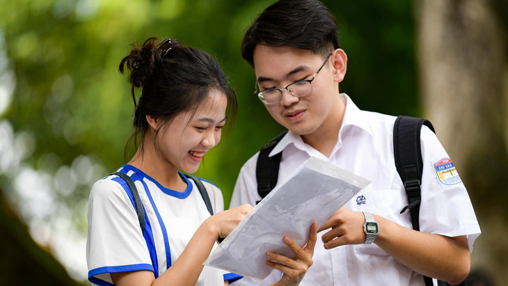 Thí sinh tại điểm thi Trường THPT Chu Văn An, Tây Hồ, Hà Nội sau khi hoàn thành bài thi môn văn - Ảnh: NAM TRẦN