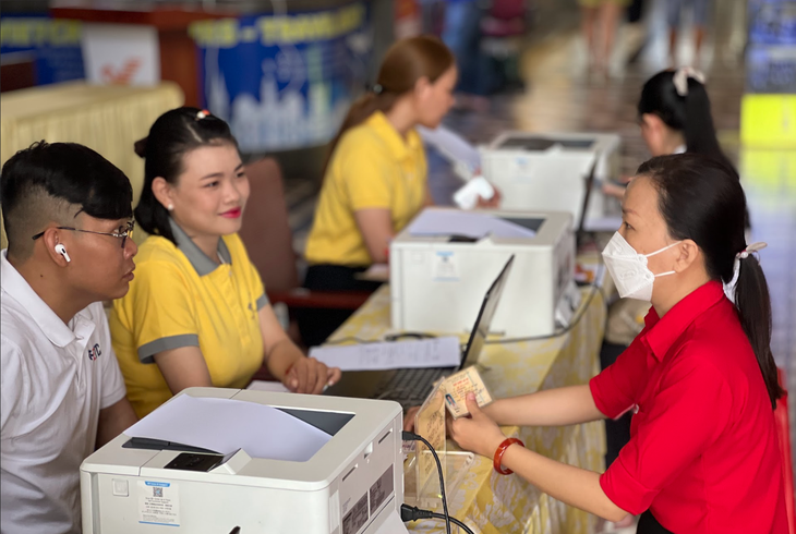 Người dân được hỗ trợ đổi giấy phép lái xe trực tuyến toàn trình tại Bưu điện TP - Ảnh: HÒA LÊ
