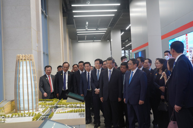 Thủ tướng Phạm Minh Chính thăm khu mới Hùng An - Trung Quốc - Ảnh 1.