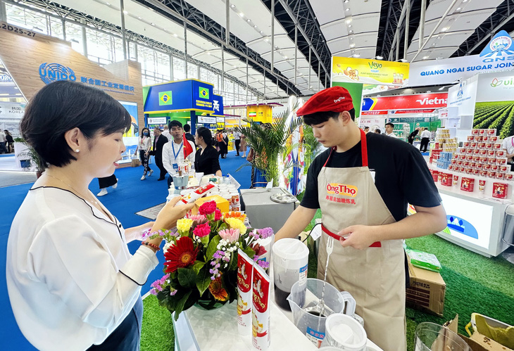 Người tiêu dùng Trung Quốc tìm hiểu sữa đặc Ông Thọ của Vinamilk, sản phẩm có nhiều ưa chuộng khi dùng để làm bánh, trà sữa, cà phê sữa... - Ảnh: THẢO THƯƠNG