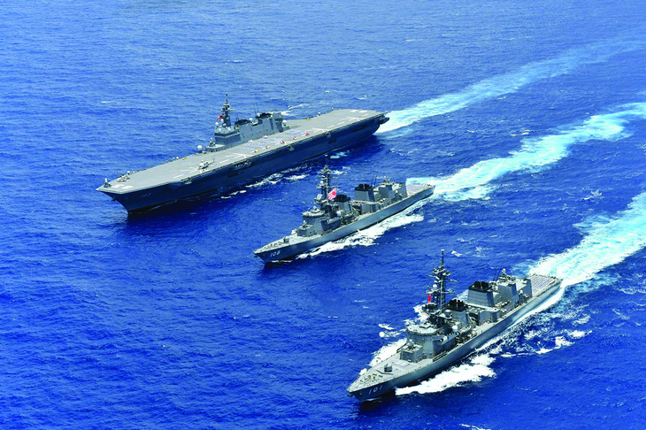 Tàu JS Izumo của Nhật Bản (bìa trái). Ảnh: Naval News