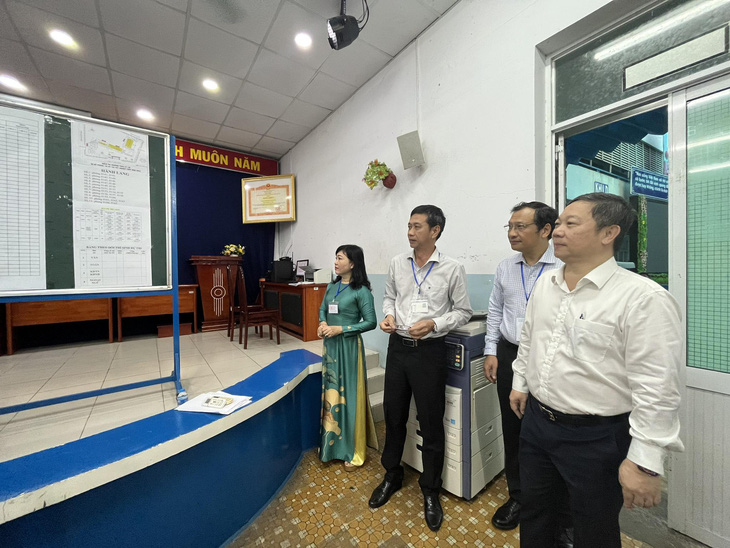 Ông Dương Anh Đức - Phó chủ tịch UBND TP.HCM kiểm tra công tác thi tại THCS Lê Lợi, Q.3 - Ảnh: MỸ DUNG