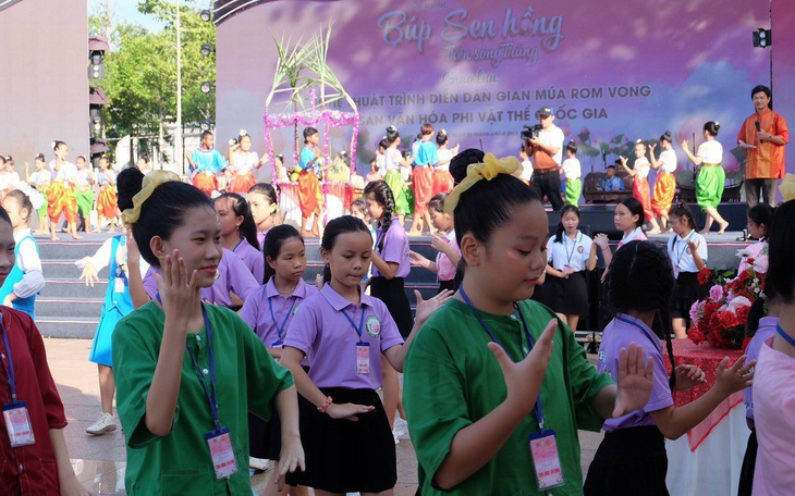 2.000 thiếu nhi đồng diễn điệu múa Rom Vong của người Khmer