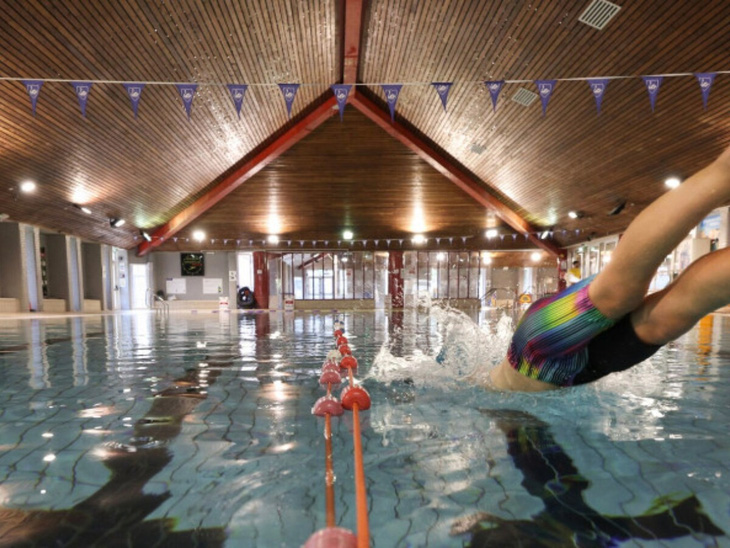 Dàn máy tính “một công đôi việc” sưởi ấm cả bể bơi tại Anh - Ảnh 1.