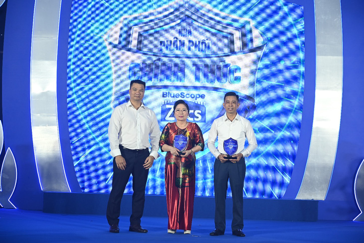 Đại diện NS BlueScope Việt Nam trao chứng nhận nhà phân phối cho Công ty TNHH Anh Ánh Hồng Lĩnh và Công ty TNHH Đầu tư Thương mại Lộc Lan (Ảnh: NS BlueScope)