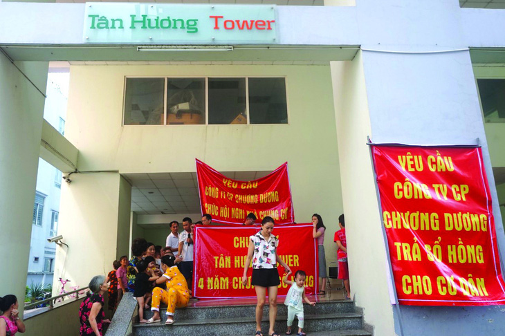 Người dân chung cư Tân Hương Tower giăng băng rôn yêu cầu chủ đầu tư làm thủ tục cấp giấy hồng căn hộ cho cư dân. Ảnh: D.N.HÀ