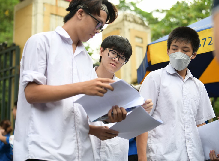 Thí sinh sau giờ thi môn toán tại điểm trường THPT Chu Văn An, Hà Nội - Ảnh: NAM TRẦN