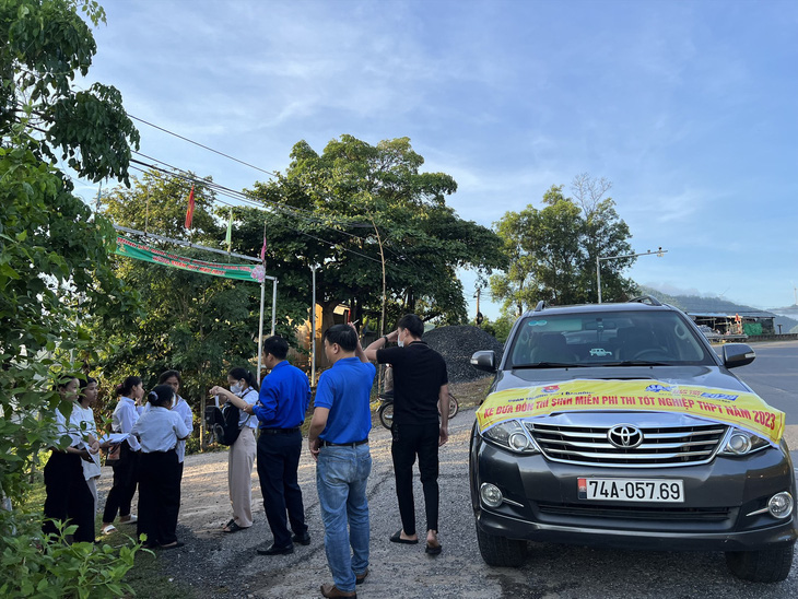 Xe của trường THPT Đakrông vào bản đón thí sinh đến điểm thi kỳ thi tốt nghiệp THPT quốc gia sáng 28-6 - Ảnh: PHƯƠNG NAM