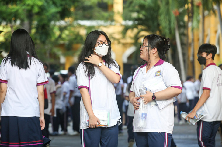 Thí sinh Mỹ Khôi (trái) bàn luận với bạn về đề thi văn, em cho biết mình không ôn tủ, học kỹ các kiến thức trọng tâm - Ảnh: PHƯƠNG QUYÊN