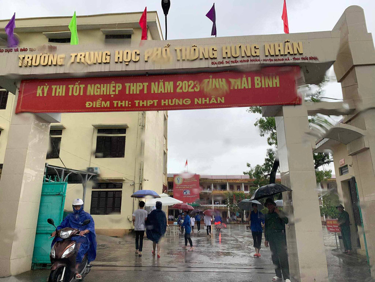 Tại điểm thi Trường THPT Hưng Nhân, huyện Hưng Hà, tỉnh Thái Bình trong buổi thi đầu tiên xảy ra mưa lớn và mất điện nên hội đồng thi này phải chạy máy phát dự phòng - Ảnh: K. LINH
