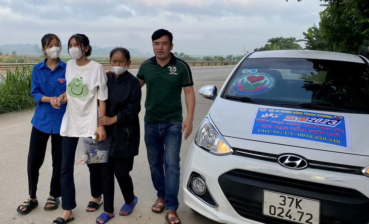 Thí sinh Nguyễn Thị Huệ được các tình nguyện viên và xe 0 đồng đưa tới điểm thi sáng 28-6 - Ảnh: N.THẮNG