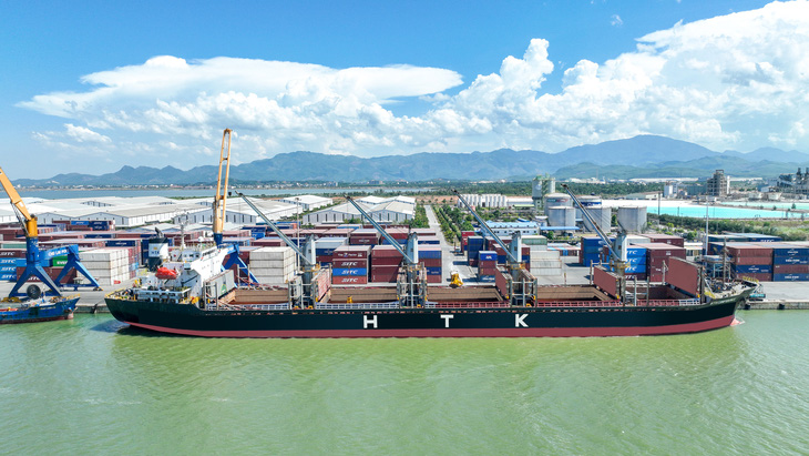 Tàu HTK CONFIDENCE dài 169m, rộng 27m, có tải trọng hơn 28.000 tấn cập cảng Chu Lai