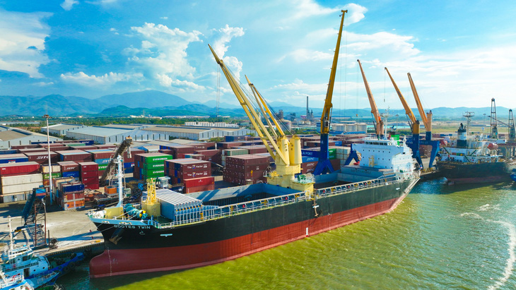 Tàu BOOTES TWIN (Panama) cập cảng Chu Lai để vận chuyển 3.500 tấn hàng viên nén sinh học xuất khẩu sang Nhật Bản cho Công ty TNHH Năng lượng xanh IDEMITSU Việt Nam
