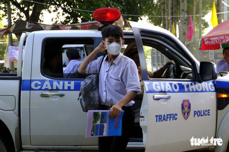Thí sinh Phạm Thanh Hùng được cảnh sát giao thông đưa đến điểm thi bằng xe chuyên dụng khi thời gian bắt đầu làm bài chỉ còn 3 phút - Ảnh: A LỘC