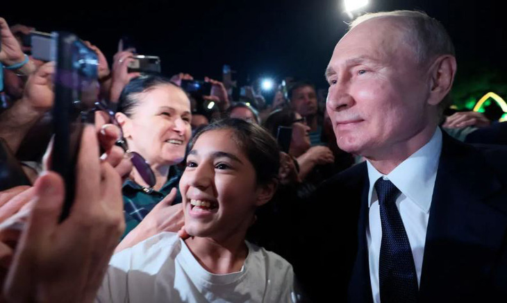 Tổng thống Nga Vladimir Putin gặp gỡ và chụp ảnh với công chúng tại Cộng hòa Dagestan - Ảnh: THE GUARDIAN