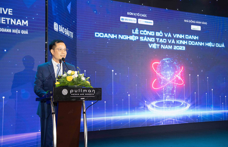 Ông Lê Hoàng Tùng, kế toán trưởng Vietcombank, chia sẻ về hoạt động đổi mới sáng tạo của ngân hàng này - Ảnh: VCB