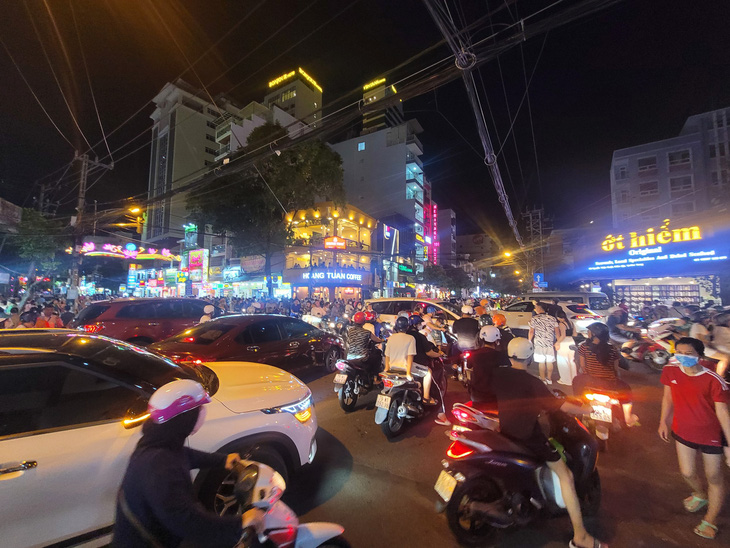 Nhiều tuyến đường Nha Trang kẹt cứng vì Festival biển - Ảnh 4.