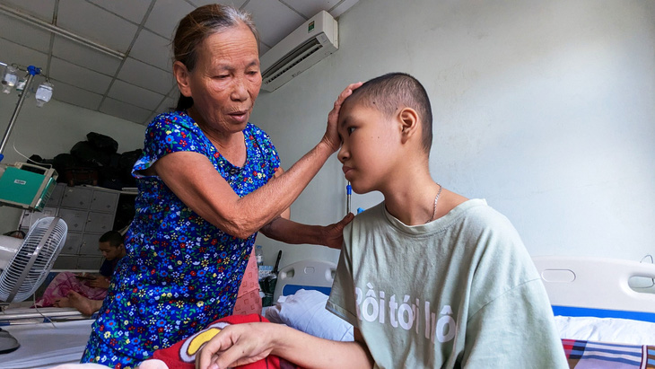 Bà Hồ Thị Sâm theo chăm sóc cháu ngoại Bồ Thị Kim Thảo tại Bệnh viện Trung ương Huế đã gần hai năm nay - Ảnh: NHẬT LINH