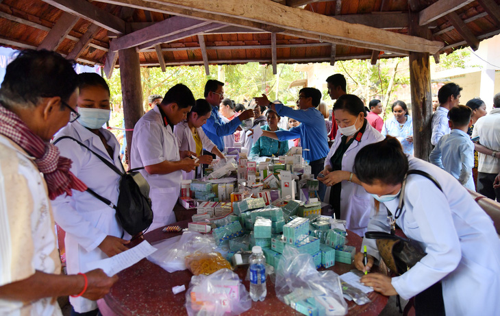 Nhân viên y tế Việt Nam chuẩn bị thuốc men cấp phát miễn phí cho người dân Campuchia