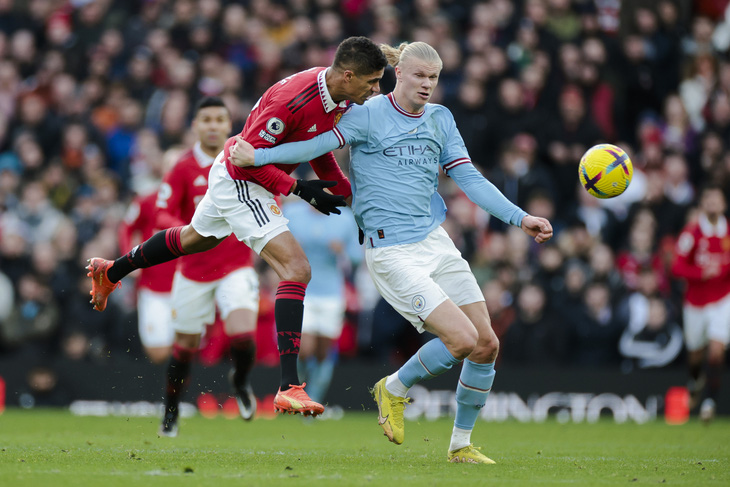 Haaland (phải) đối đầu hàng phòng ngự thiếu thốn nhân sự của Man United - Ảnh: REUTERS