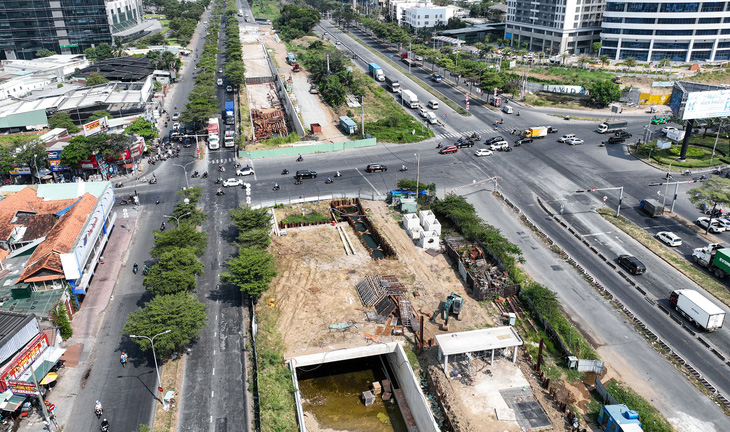 Công trình hầm chui Nguyễn Văn Linh - Nguyễn Hữu Thọ được khởi công từ tháng 4-2020 - Ảnh: CHÂU TUẤN