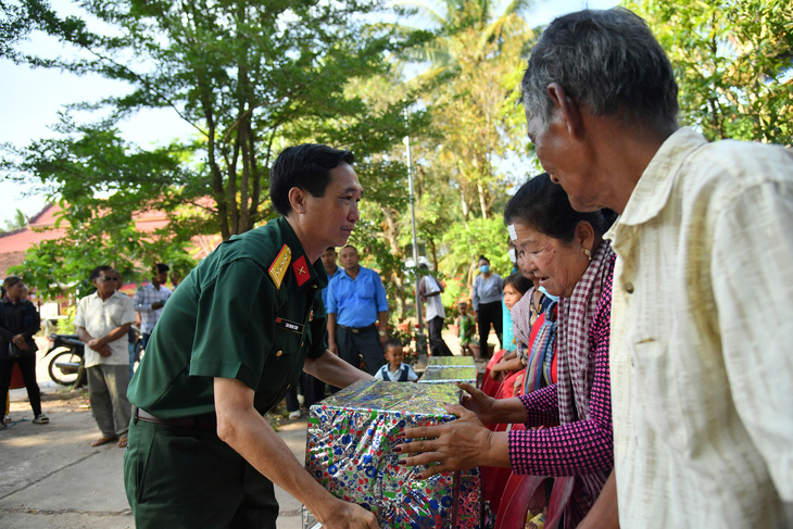 Những món quà nghĩa tình trao gửi đến người dân Campuchia