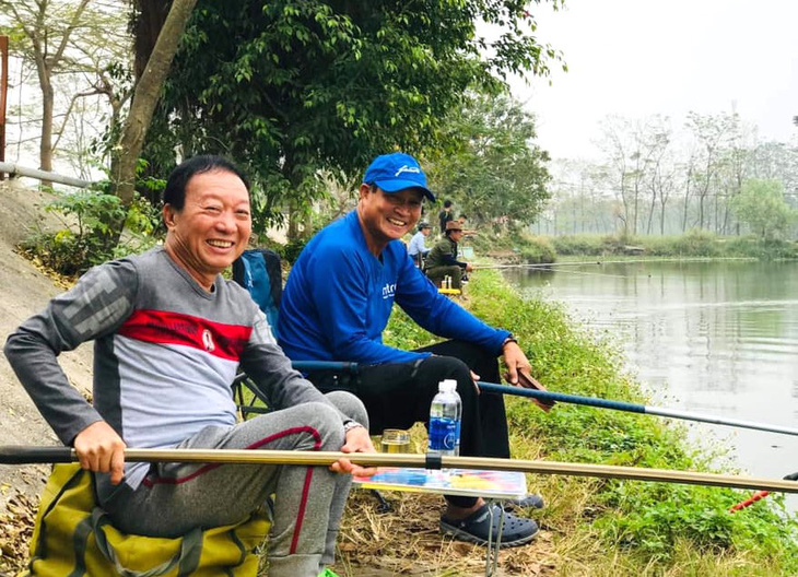 Lúc rảnh rỗi, ông Mai Đức Chung đi câu cá cùng bạn bè - Ảnh do nhân vật cung cấp