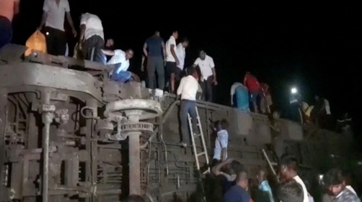 Ít nhất 230 người chết trong vụ tai nạn đường sắt nghiêm trọng tại Ấn Độ - Ảnh 1.