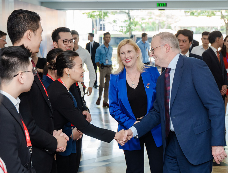 Sinh viên và cựu sinh viên RMIT chào đón Thủ tướng Úc đến thăm cơ sở Hà Nội của Đại học RMIT vào ngày 3-6-2023