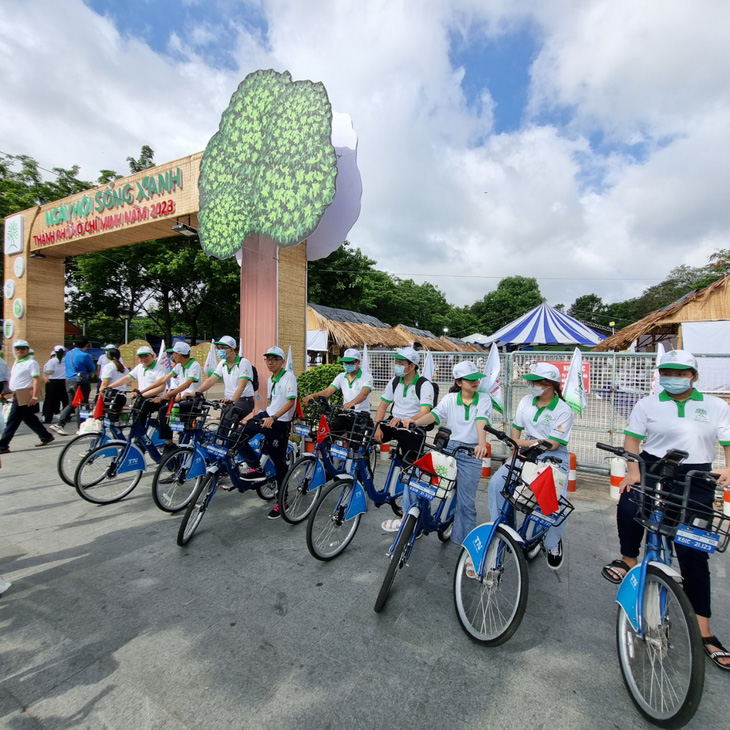 Cán bộ nhân viên Saigontourist Group đạp xe tuyên truyền, phát động Ngày hội Sống xanh TP.HCM