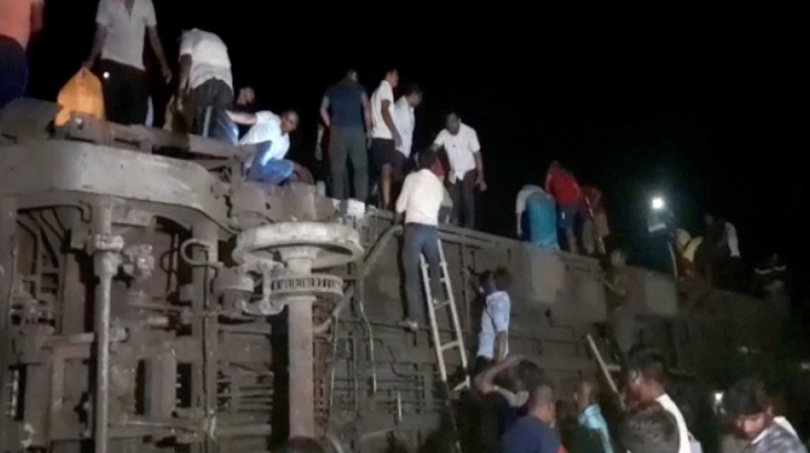 Vụ tai nạn khiến đoàn tàu lật ngang ở Ấn Độ. Số thương vong không ngừng gia tăng - Ảnh: REUTERS