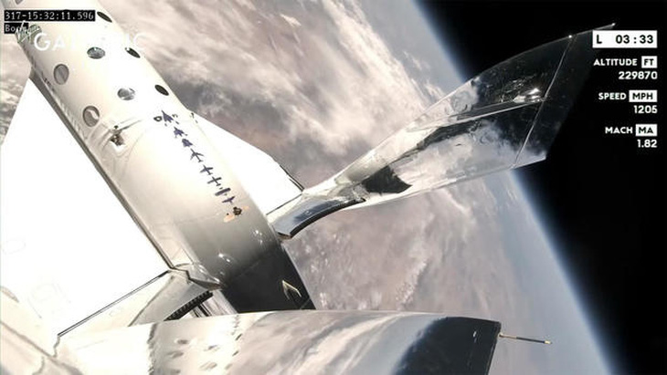Virgin Galactic thành công chở khách lên rìa không gian