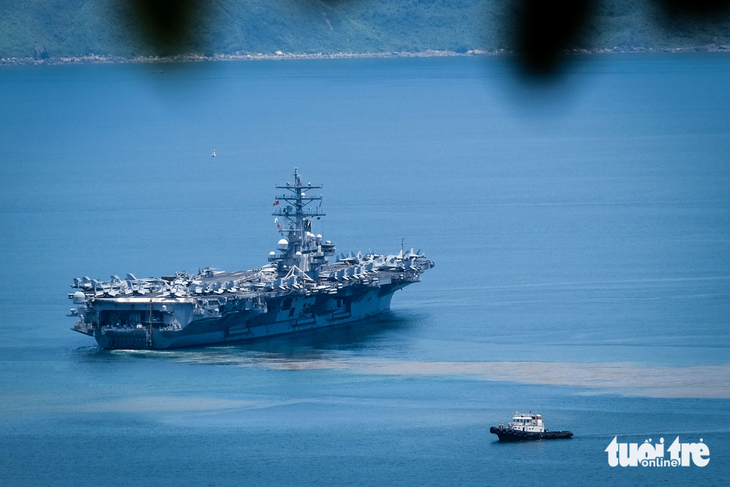 Tàu sân bay USS Ronald Reagan rời Đà Nẵng - Ảnh 1.