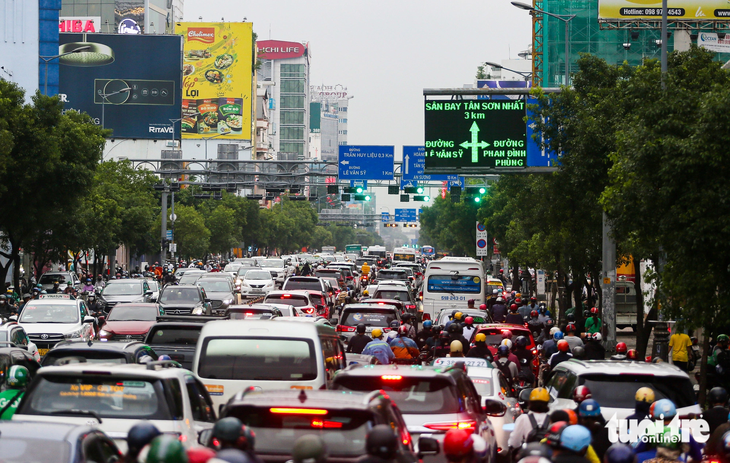 Đề xuất biện pháp giảm kẹt xe quanh sân bay Tân Sơn Nhất - Ảnh 1.