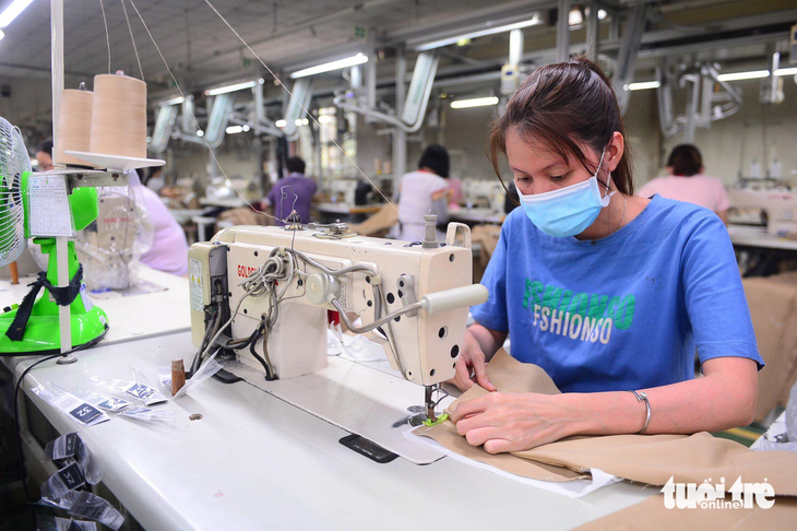 Công nhân dệt may làm việc tại Công ty TNHH Việt Thắng Jean, TP. Thủ Đức, TP.HCM - Ảnh: QUANG ĐỊNH