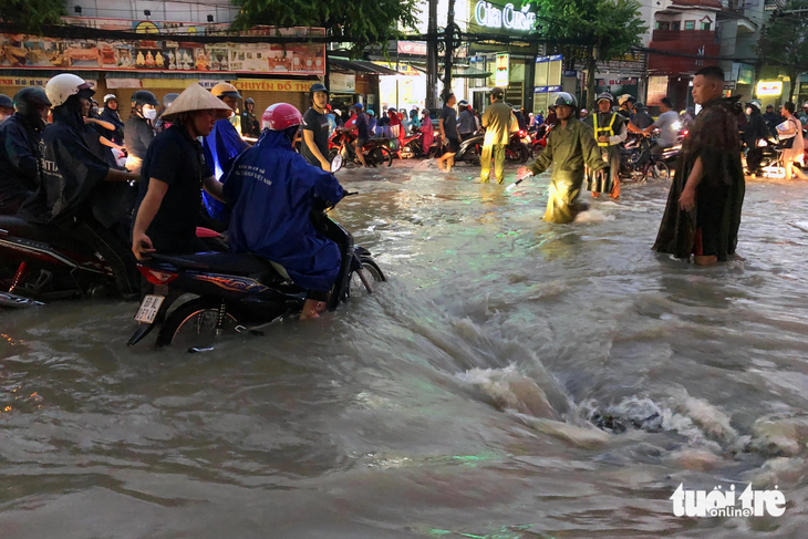 Đường ngập như sông, xoáy nước khủng giữa đường phố Biên Hòa - Ảnh 1.
