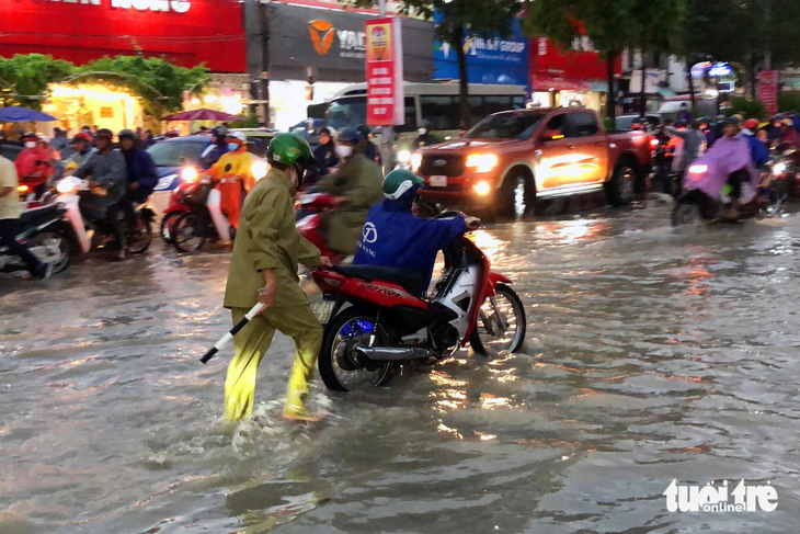 Đường ngập như sông, xoáy nước khủng giữa đường phố Biên Hòa - Ảnh 2.