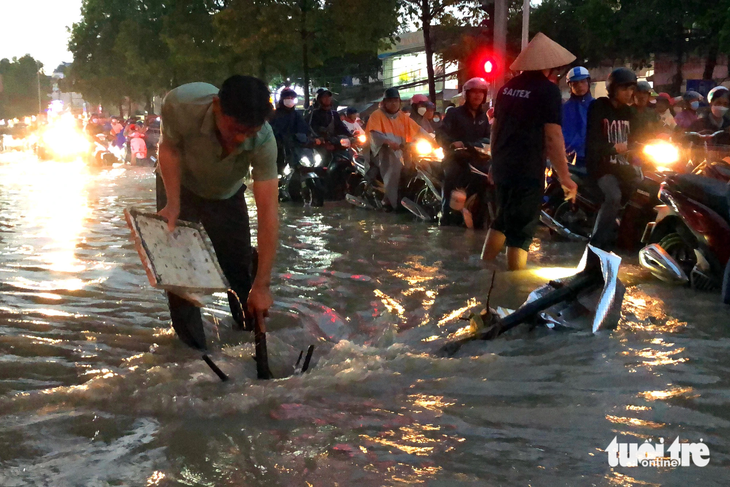 Đường ngập như sông, xoáy nước khủng giữa đường phố Biên Hòa - Ảnh 3.