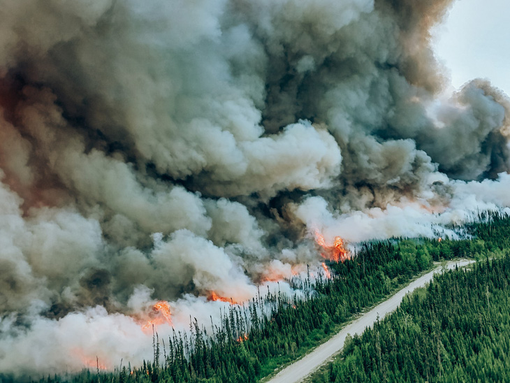 Cháy rừng khủng khiếp ở Canada khiến hàng triệu người ngạt thở - Ảnh 1.