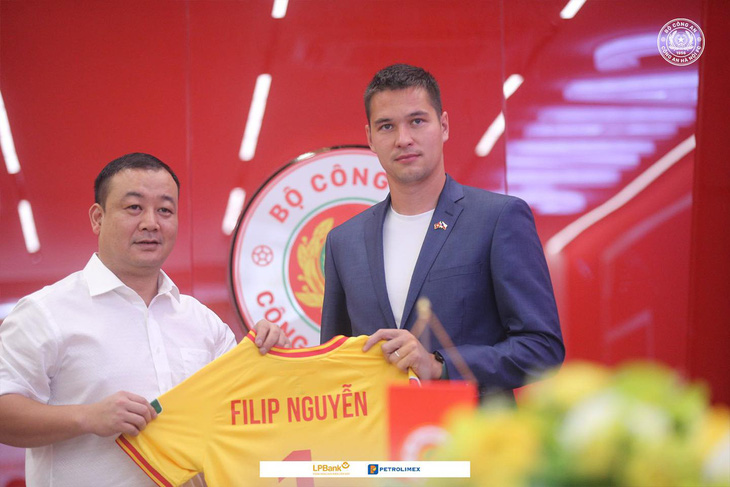Filip Nguyễn nhận áo số 1 từ đại diện CLB Công An Hà Nội tại lễ ký kết - Ảnh: CAHN FC