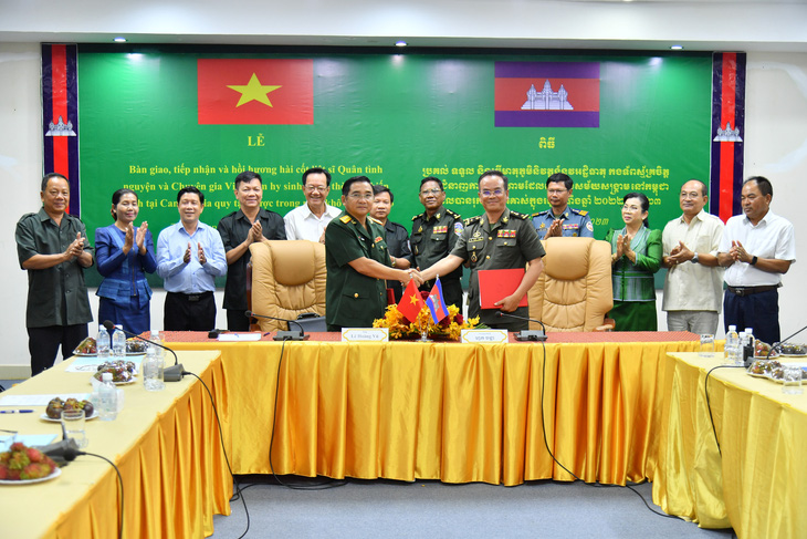 Ban chuyên trách tỉnh Kiên Giang phối hợp Ủy ban hành chính các tỉnh Koh Kong và Kampot (Campuchia) ký biên bản giao nhận 25 hài cốt liệt sĩ quân tình nguyện và chuyên gia Việt Nam đã hi sinh trong các thời kỳ chiến tranh - Ảnh: LÊ VŨ