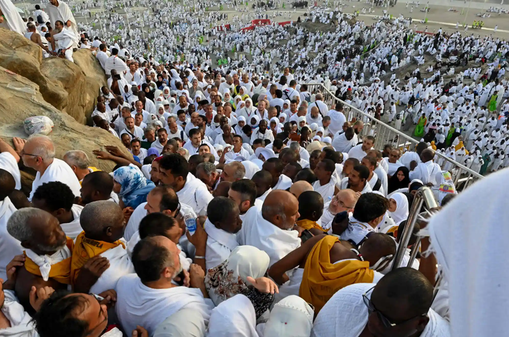 Tín đồ hành hương tập trung tại khu vực núi Arafat - Ảnh: AFP