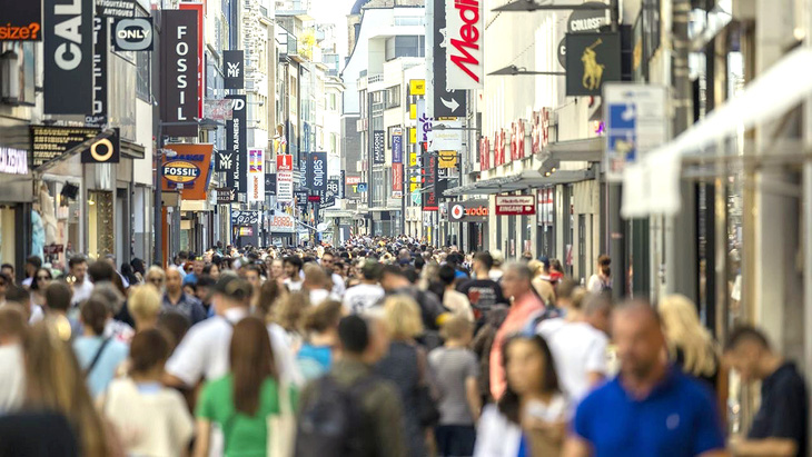 Con phố mua sắm Hohe Strasse nổi tiếng ở thành phố Cologne, Đức - Ảnh: CNN