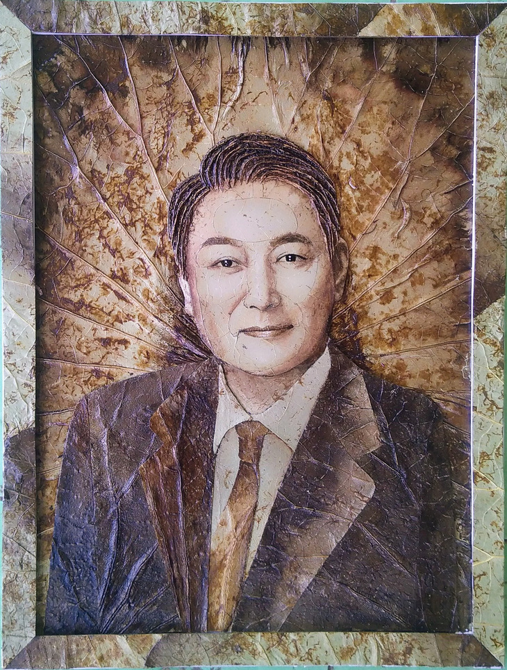 Nghệ nhân làm tranh chân dung vợ chồng tổng thống Hàn Quốc từ lá sen - Ảnh 3.