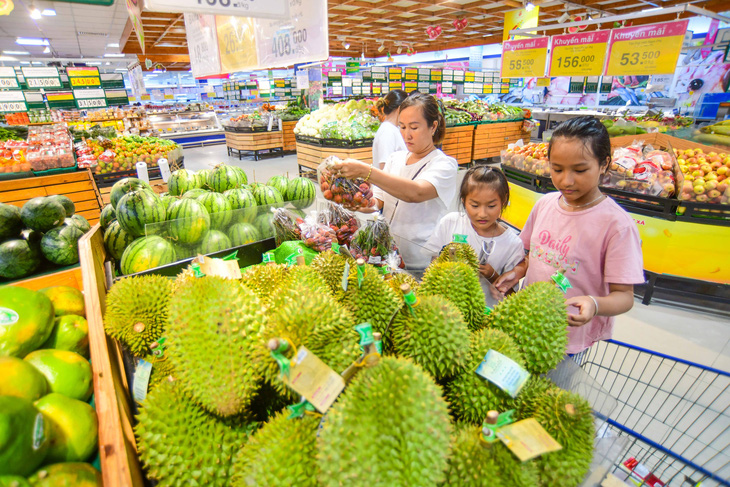 Người dân mua hàng nông sản OCOP tại siêu thị Co.opmart Xa lộ Hà Nội, TP Thủ Đức, TP.HCM chiều 29-6 - - Ảnh: QUANG ĐỊNH